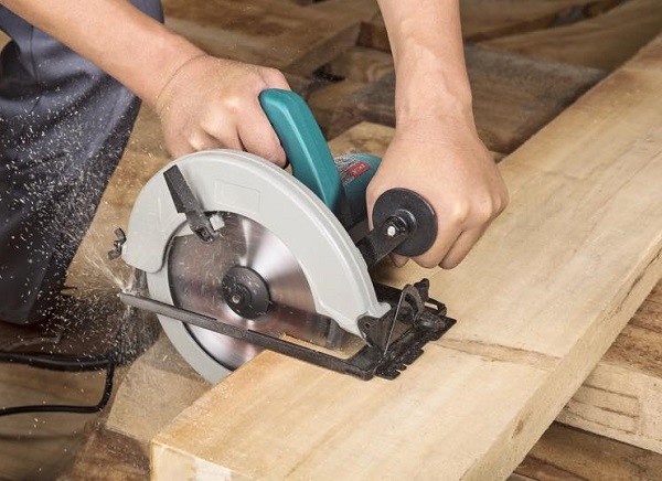 Cách dùng cưa đĩa để cưa gỗ
