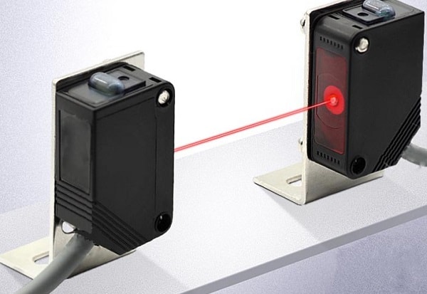 Cảm biến laser thường sử dụng trong máy đo khoảng cách