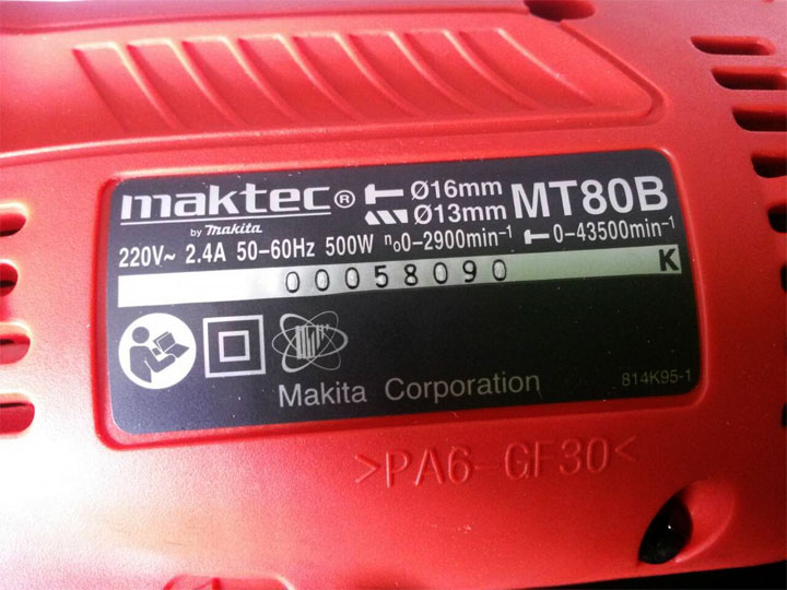 Công suất của máy khoan Maktec MT80B được ghi trên thân máy Công suất của máy khoan Maktec MT80B được ghi trên thân máy