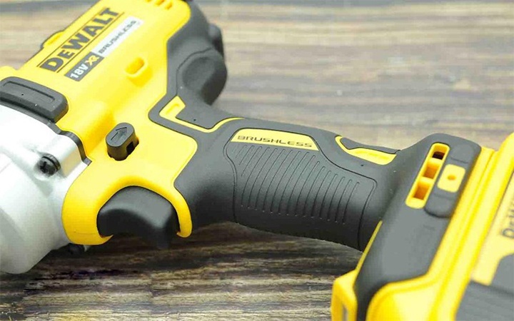Dewalt DCF894M2 sử dụng động cơ không chổi than Dewalt DCF894M2 sử dụng động cơ không chổi than