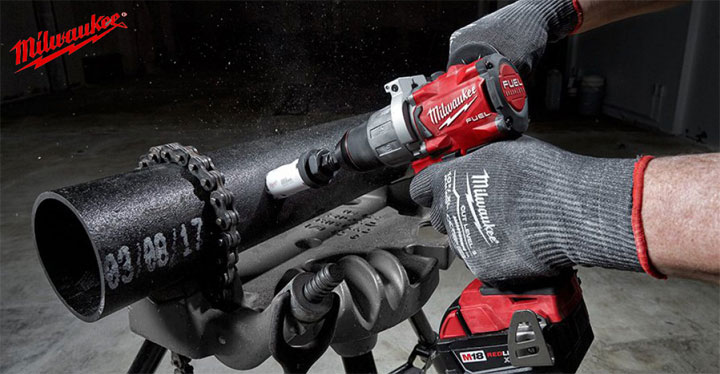 Máy khoan pin Milwaukee M18 FPD2-502C làm việc mạnh mẽ