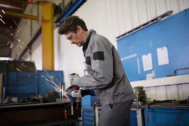 Máy mài Bosch GWS 17-150 S hoạt động mạnh mẽ