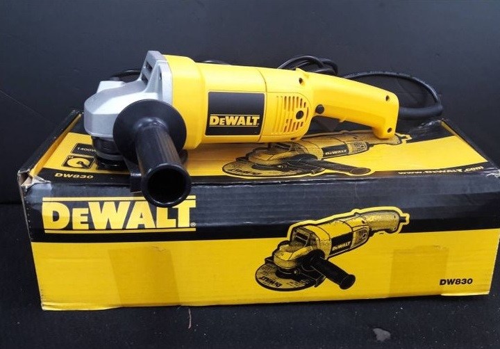 Máy mài góc DeWalt DW830