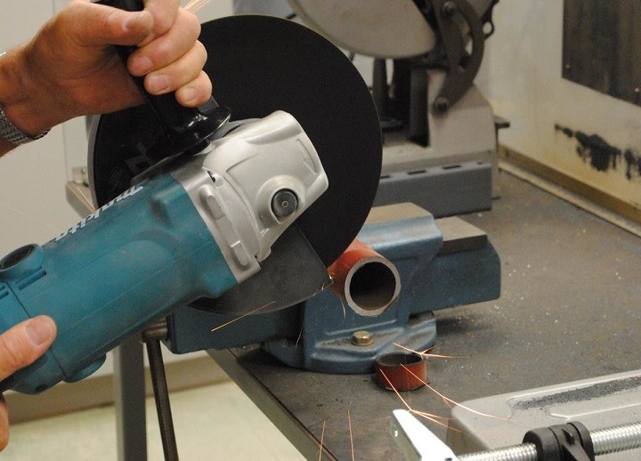 Sử dụng Makita GA9050 để cắt vật liệu dễ dàng