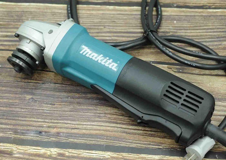 Makita 9565PZ 1.100W sử dụng cò bấm hoạt động