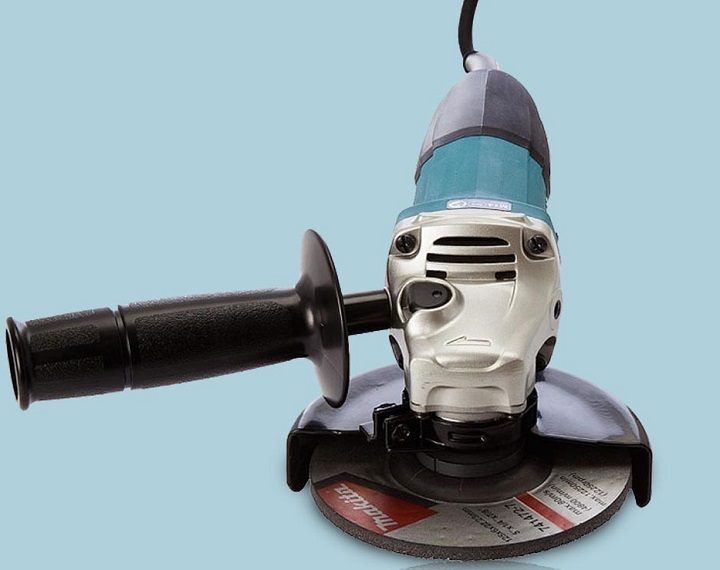 Makita GA5030R có nút khóa trục, giúp tháo lưỡi đá mài an toàn