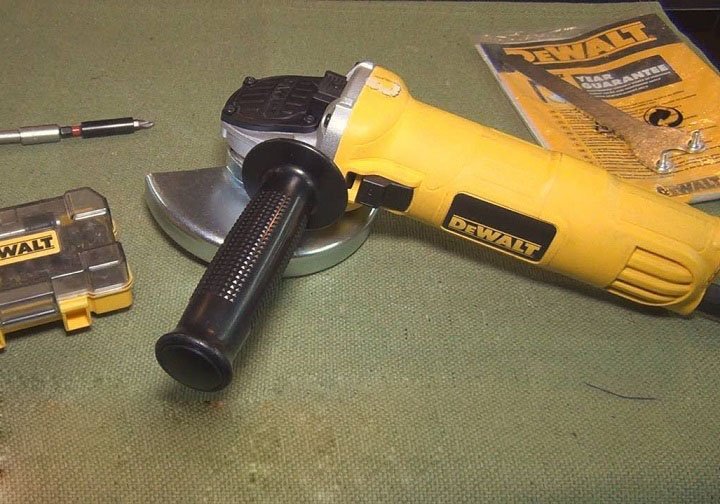 Dewalt DWE8110S hoạt động với công suất mạnh mẽ Dewalt DWE8110S hoạt động với công suất mạnh mẽ