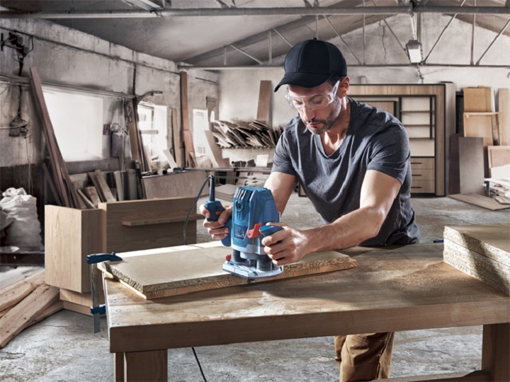 Máy phay gỗ Bosch GOF 130 có 2 tay cầm thuận tiện Máy phay gỗ Bosch GOF 130 có 2 tay cầm thuận tiện