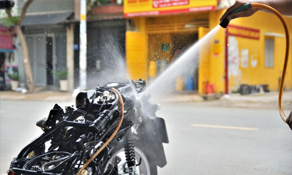 Sử dụng nước sạch để đảm bảo hiệu quả khi xịt rửa xe