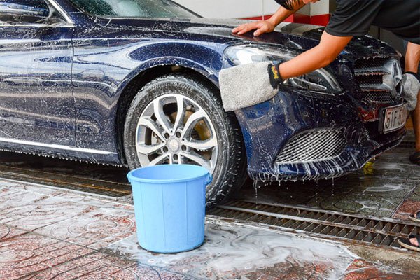 Khăn lau, dung dịch rửa xe là các dụng cụ rửa xe ô tô tại nhà không thể thiếu