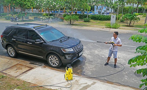 Máy rửa xe là dụng cụ rửa xe hơi giúp ích cho bạn rất nhiều