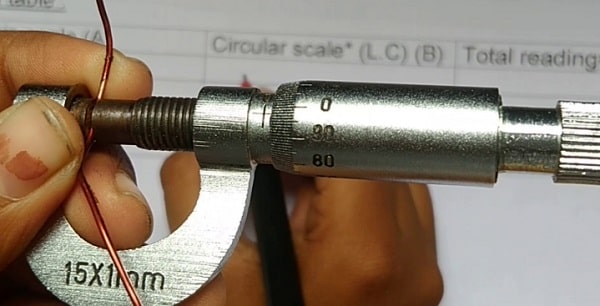 Dùng panme để đo đường kính dây của máy biến áp