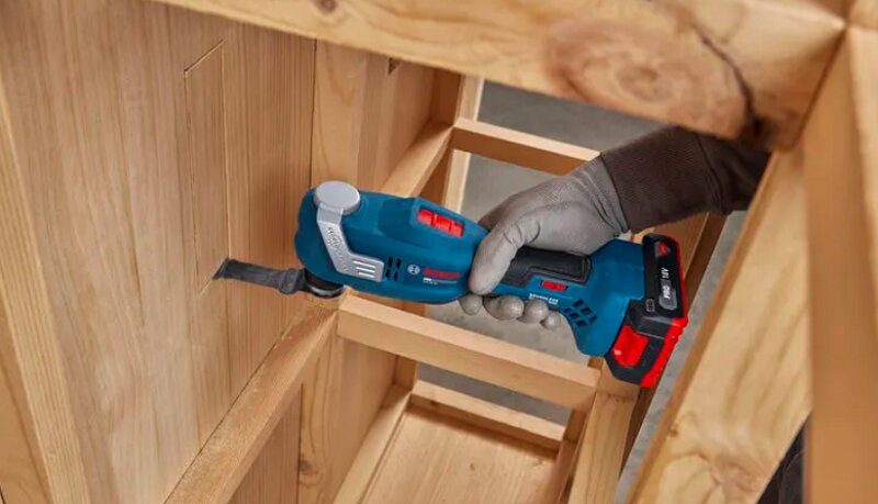 Máy cắt đa năng dùng pin Bosch GOP18V-30 có độ rung thấp, dễ điều khiển