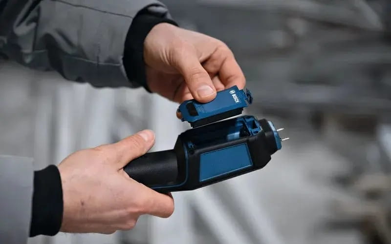 Khoang chứa pin của máy đo độ ẩm Bosch GMP 2-15