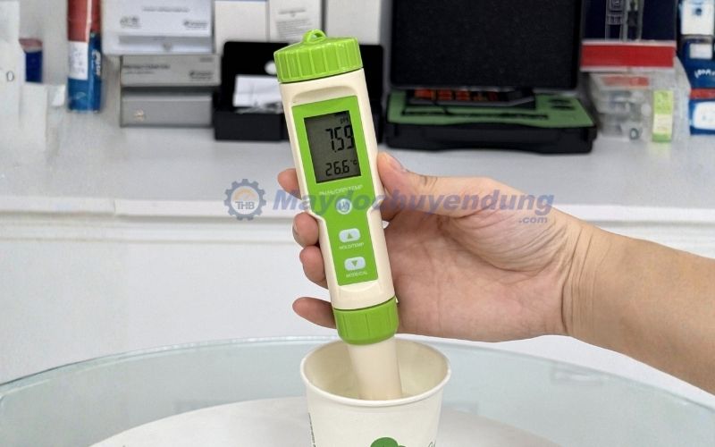 Bút đo 4 in 1 PH/ORP/H2/TEMP COM-200 khi dùng thực tế