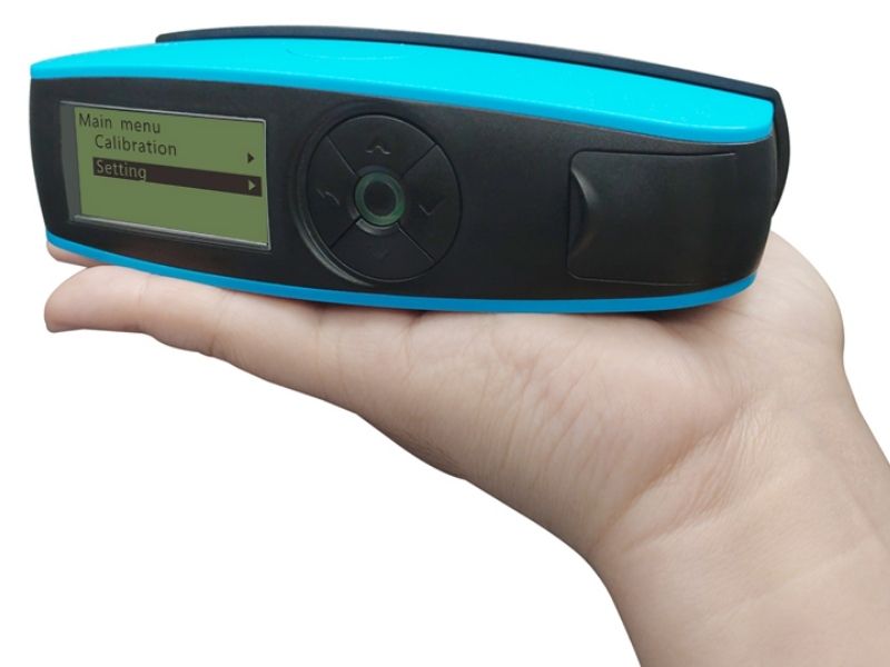 Máy đo độ bóng 3NH YG47 thiết kế dạng cầm tay, sử dụng pin linh hoạt 