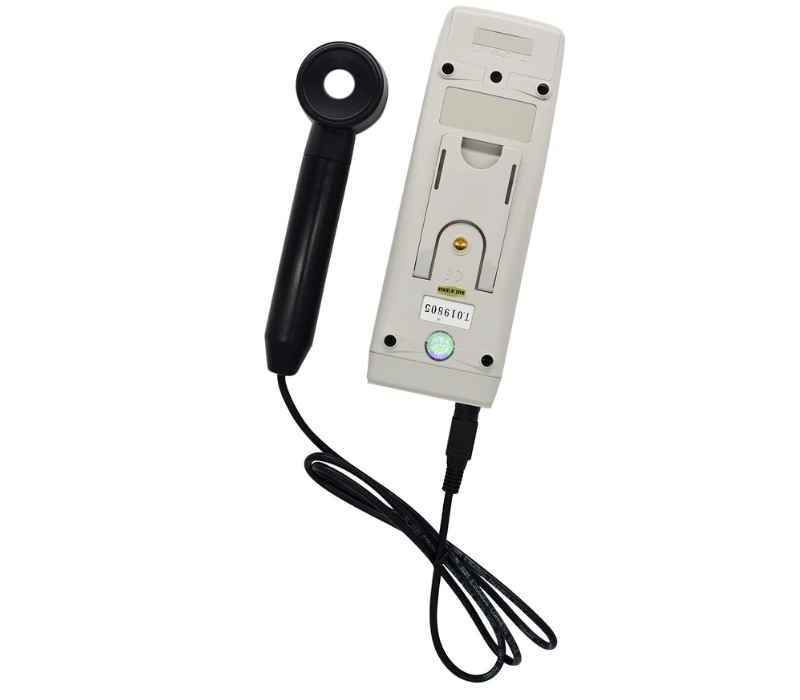 Mặt sau chứa khoang pin của máy đo cường độ tia UV Lutron YK-35UV
