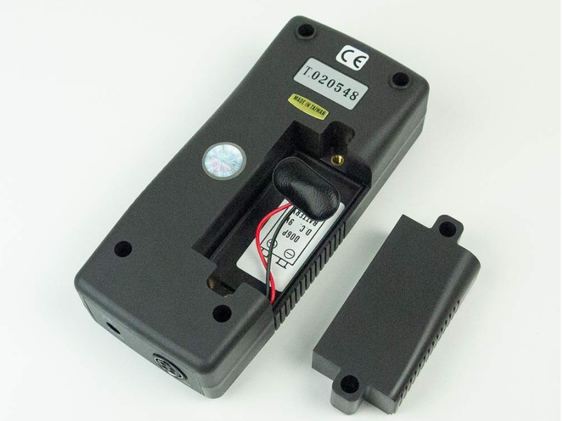 Mặt sau chứa khoang pin của máy đo nhiệt độ tiếp xúc Lutron HT-315 