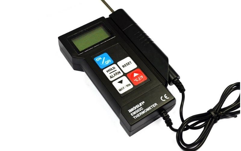Nhiệt kế tiếp xúc cầm tay Total Meter EM502C thiết kế cầm tay nhỏ gọn