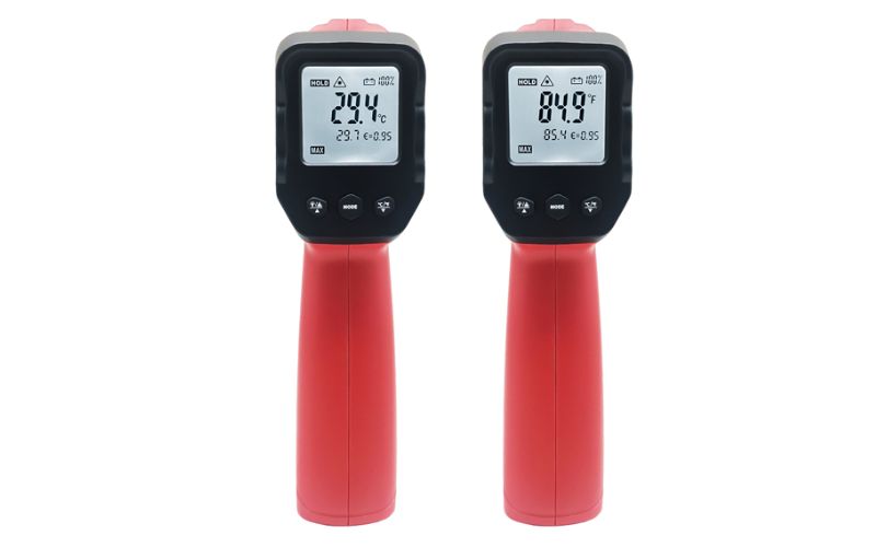 Total Meter DT8011E hiển thị giá trị nhiệt độ trên màn hình LCD