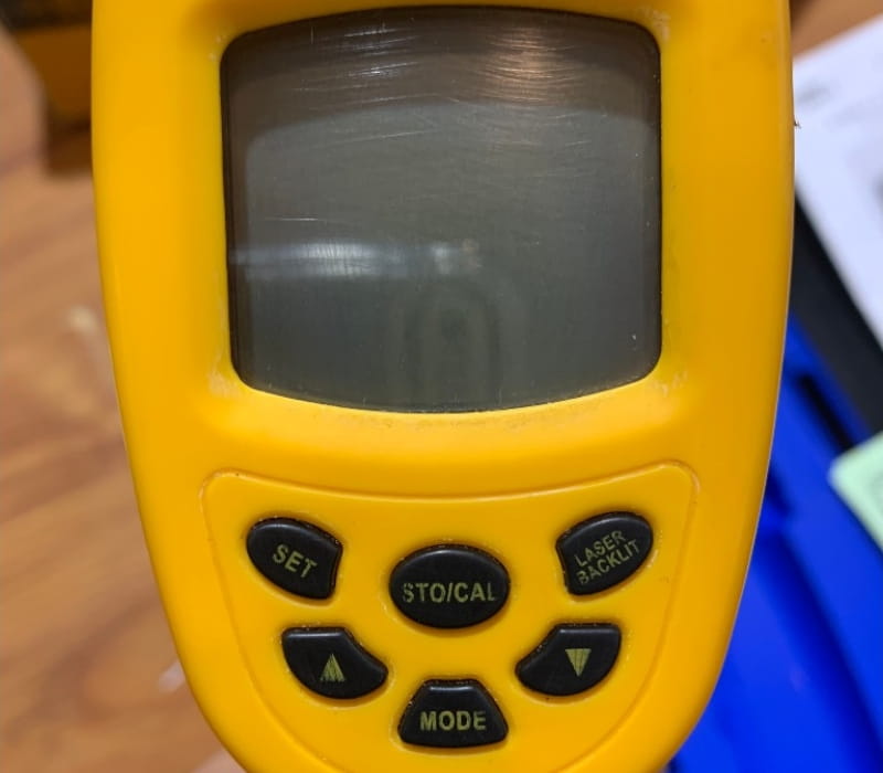 Kết quả nhiệt độ hiển thị rõ ràng trên màn hình LCD có đèn nền