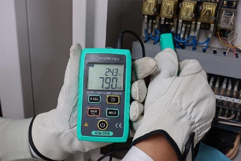 Kyoritsu KEW 2510 được trang bị màn hình kép, tích hợp đèn nên giúp việc đọc kết quả được dễ dàng hơn. 