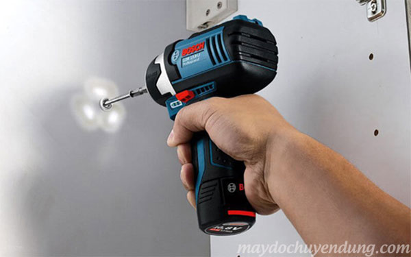 Bosch GSR 18V-EC bắt được 826 con vít sau khi sạc đầy