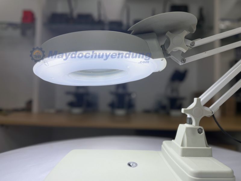 Ánh sáng của kính lúp 5x LT-86C phù hợp đối với việc chiếu sáng các chi tiết nhỏ cần phóng to
