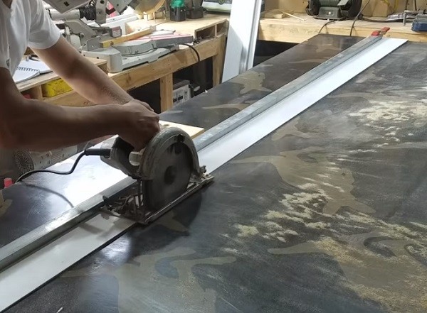 Tiến hành cưa trên cữ cưa