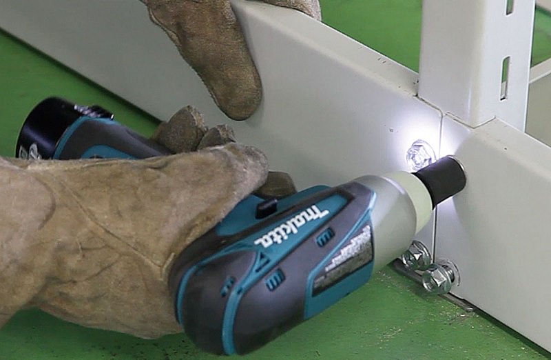 Máy bắt vít chạy pin Makita TW100DWE