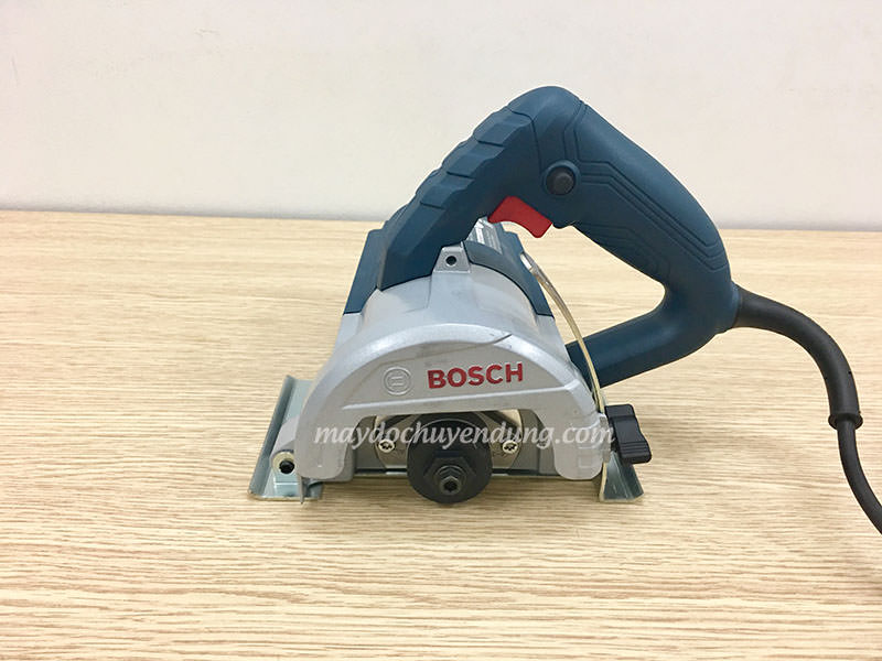 Máy cắt gạch Bosch GDC 140 Máy cắt gạch Bosch GDC 140 thiết kế cầm tay chắc chắn, sử dụng an toàn