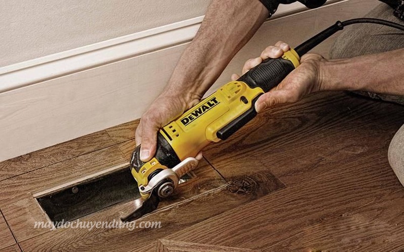 Dewalt DWE315K có đèn led chiếu sáng khu vực làm việc