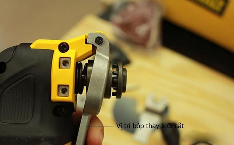 Dewalt DWE315K có khả năng thay thế phụ kiện dễ dàng