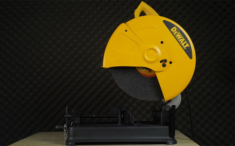 Máy cắt Dewalt D28720 được trang bị động cơ có công suất mạnh mẽ Máy cắt sắt 355mm Dewalt D28720