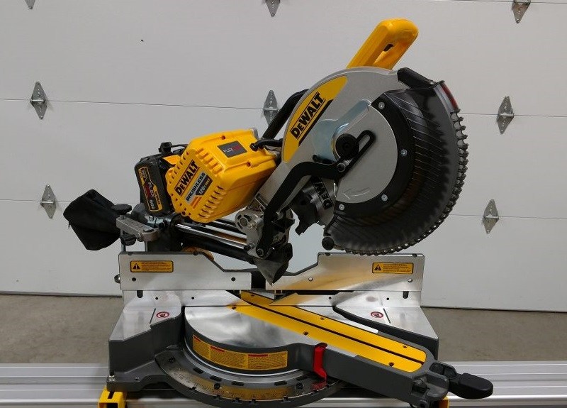 Máy cắt nhôm Dewalt DWS780