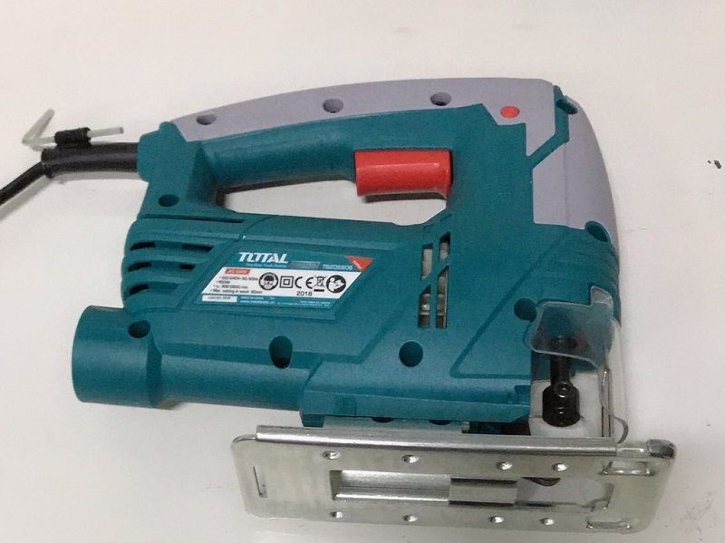 Máy được thiết kế chắc chắn, nổi bật là phần đế đúc nhôm