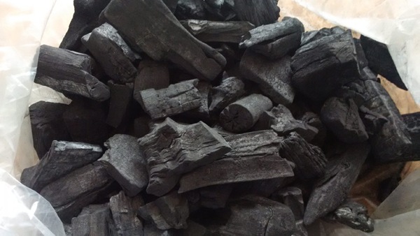 Sử dụng than củi cũng là cách để giảm độ ẩm trong phòng