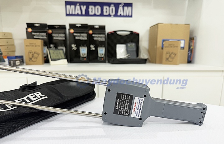 Tay cầm thon gọn, máy có đầy đủ thông tin