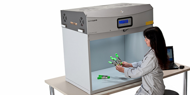 Thiết kế của tủ so màu SpectraLight QC hướng đến sự đơn giản