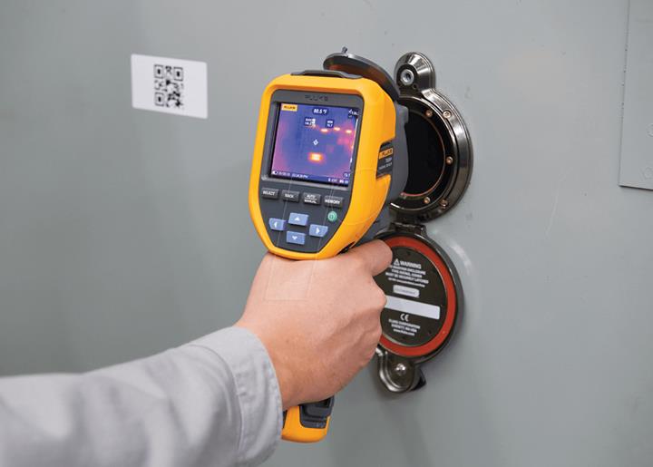 máy đo fluke tis20 đang được sử dụng chụp nhiệt máy đo fluke tis20