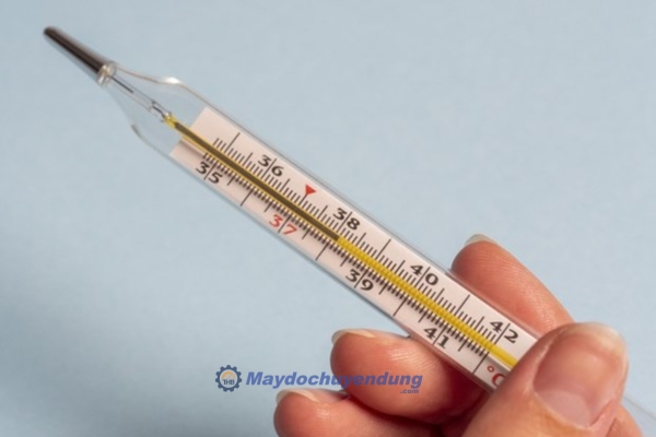 Sử dụng nhiệt kế thủy ngân để đo nhiệt độ của nước 