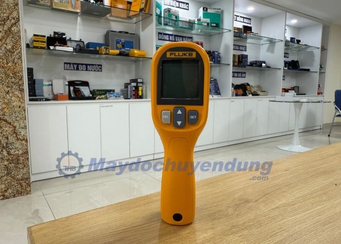 Fluke 59Max+ được thiết kế công thái học giúp người dùng dễ dàng cầm nắm