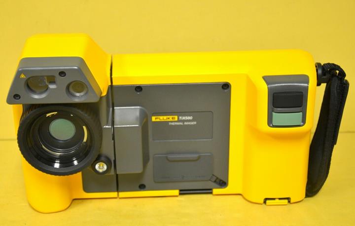 Máy Fluke TiX580 đặt trên bàn, hình ảnh trực diện Fluke TiX580