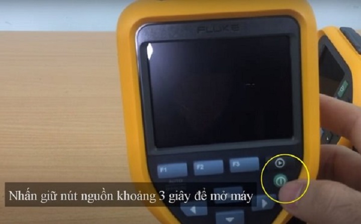 Bật nút nguồn để khởi động thiết bị