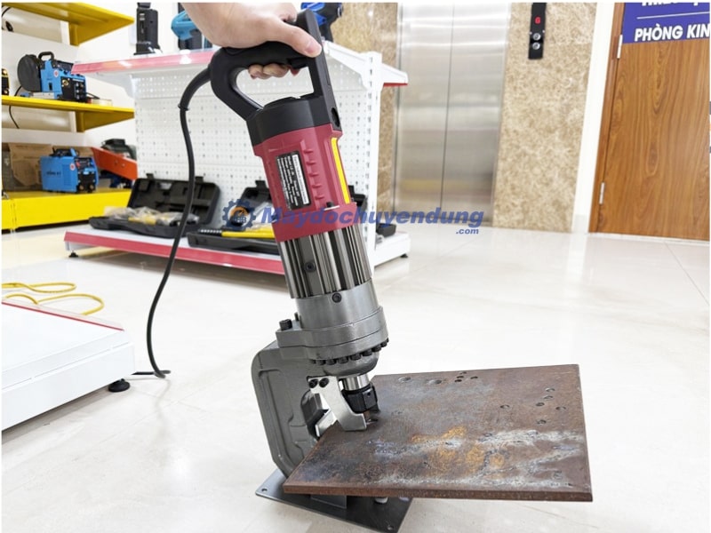 Máy đột lỗ thủy lực tích hợp bơm thủy lực trên thân máy