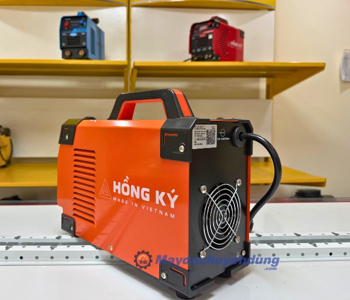HK 200N được thiết kế khe thoát nhiệt và quạt tản nhiệt phía sau giúp làm mát động cơ