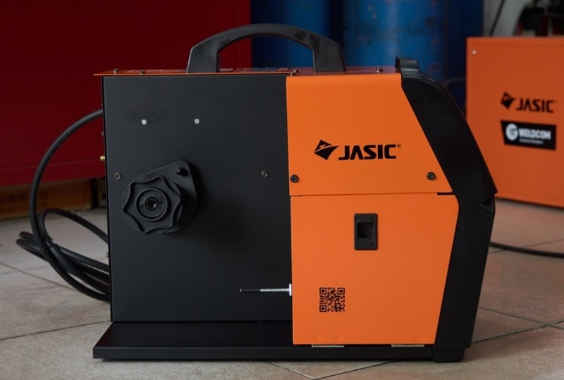 Jasic NB-220E có lớp vỏ cứng cáp, cấp cách điện F