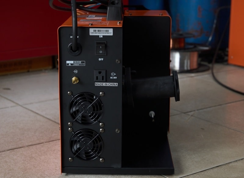 Mặt sau của máy hàn mig Jasic NB-220E