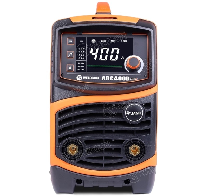 Mặt trước máy có bảng điều khiển và màn hình hiển thị dòng hàn