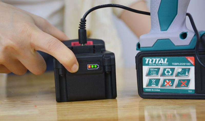Đế sạc của máy có vạch báo dung lượng pin máy đã sạc Đế sạc của máy có vạch báo dung lượng pin máy đã sạc